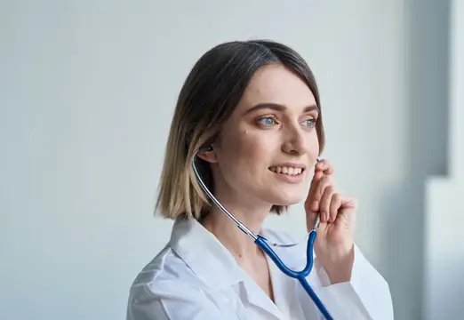 Обрезанный портрет женщины-врача, профессионального работника, с синим стетоскопом