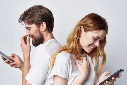 Мужчина и женщина, семья с телефонами в руках, общение на изолированном фоне