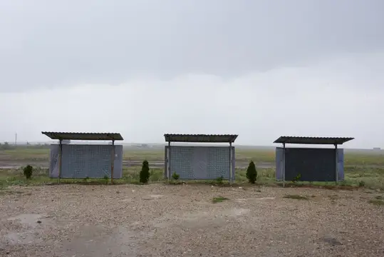 Остановка транспорта на фоне загородного пейзажа