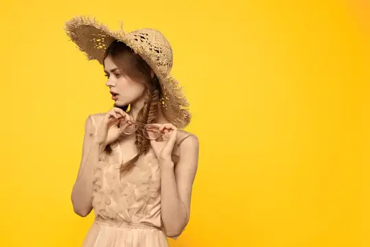 Девушка в шляпе и платье, рыжие волосы, жёлтый фон, модель, портрет, веселье