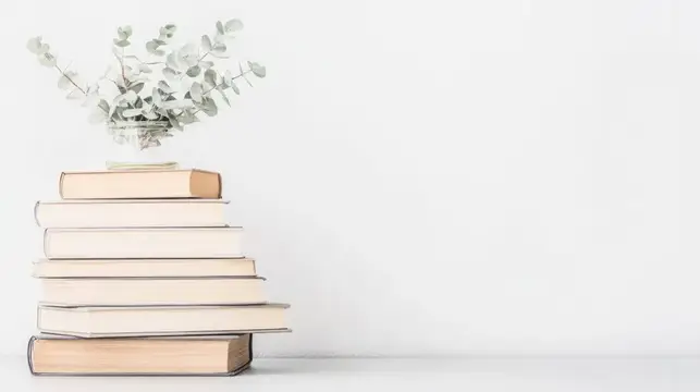 Безмятежная композиция из аккуратно сложенных чистых книг, украшенная изящной вазой с листьями эвкалипта, идеально подходит для минималистичного декора и уютных интерьеров, вызывающих ощущение…
