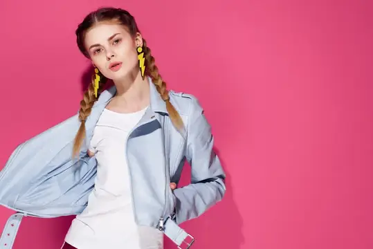 Весёлая женщина с ярким макияжем, модный молодёжный стиль