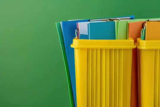 Яркие папки с документами в желтом органайзере на зеленом фоне