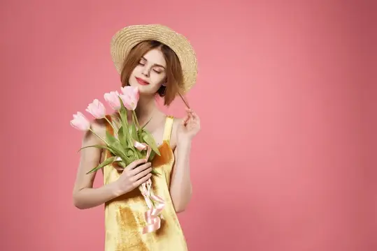 На фотографии изображена женщина с букетом цветов, летняя мода, роскошь