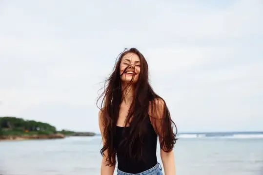 Женщина, красота, счастье, лето, досуг, позитив, полет, улыбка, море, улыбающаяся, пляж, бег, путешествие, молодая, красивая, веселая, образ жизни, беззаботная, активность, закат, девушка