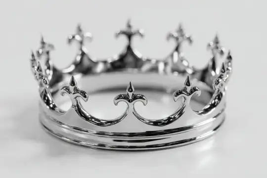Серебристая корона с лилиями на светлом фоне
