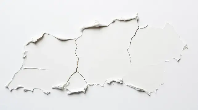 Потрескавшаяся белая краска на стене крупным планом