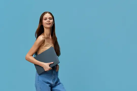 Улыбающаяся девушка с ноутбуком на голубом фоне