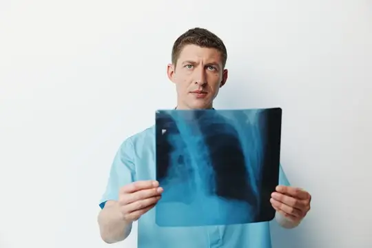 Взрослый мужчина в медицинской клинике