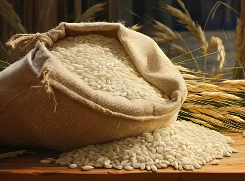 Открытый мешок с зерном пшеницы на деревянном столе