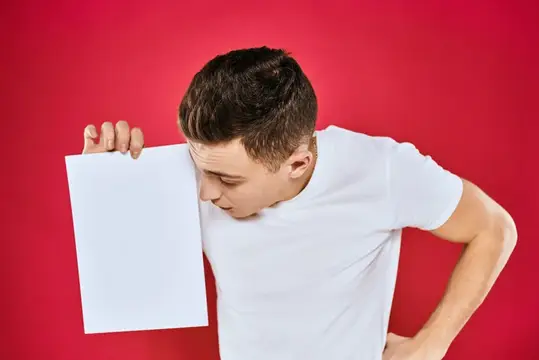 Эмоциональный мужчина держит лист бумаги