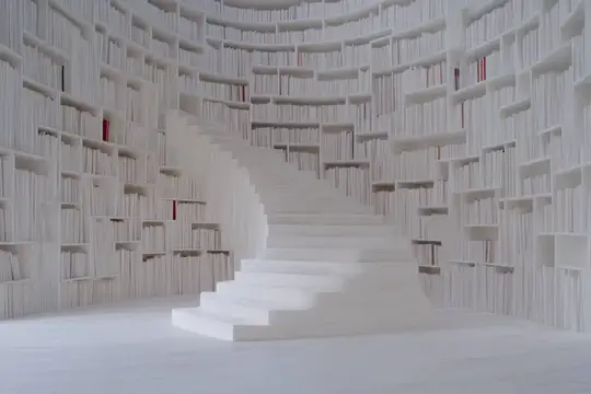 Белая винтовая лестница в круглой библиотеке с книжными полками