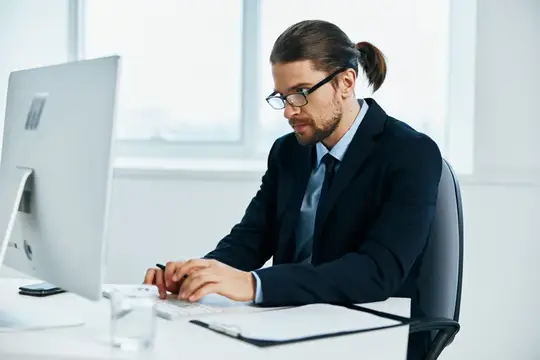 Офисный работник, должностное лицо, работает за компьютером