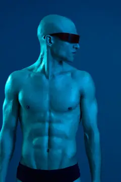 3D-рендер мускулистого мужчины в тёмных очках в синем свете