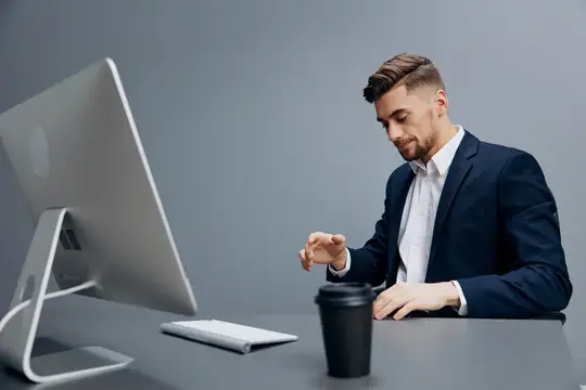 Бизнесмены пьют кофе, уставшие от работы с документами на столе