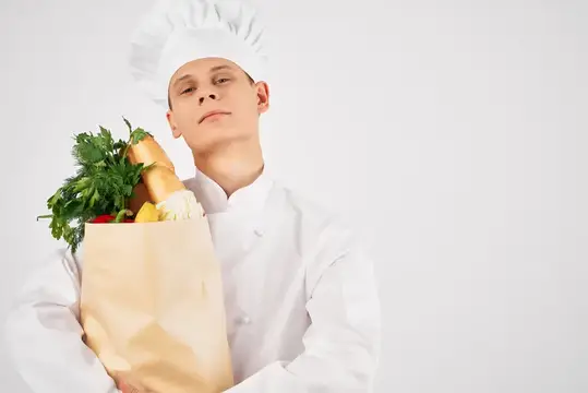 Повар с упаковкой свежей еды, доставка, работа на кухне, профессионал