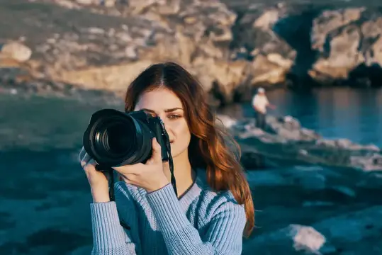 Женщина-туристка, профессиональный фотограф, пейзаж, скалистые горы, природа
