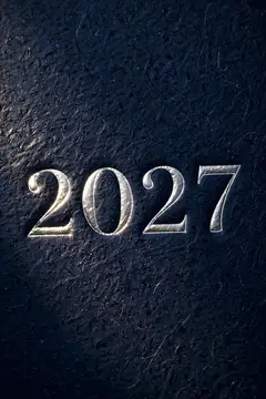Серебристые цифры 2027 на тёмной фактурной поверхности