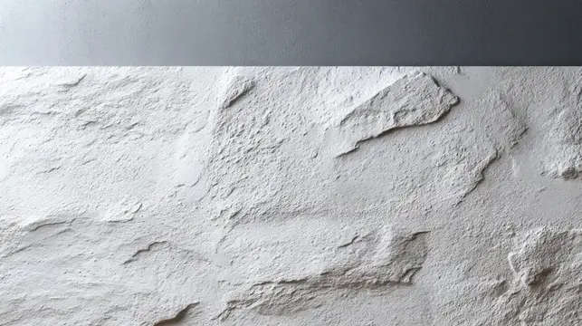 Белая фактурная штукатурка крупным планом