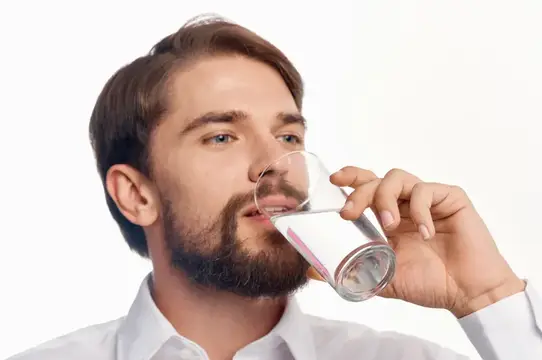 Красивый мужчина заботится о здоровье, чистая вода, светлый фон
