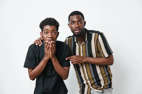 Испуганные темнокожие мужчины смотрят на что-то с удивлением