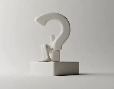 Скульптура человека, сидящего на коробке со знаком вопроса, размышляющего о жизненном пути и неизведанных дорогах впереди