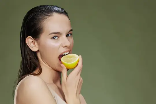 Молодая женщина, лимон, витамины, здоровье, косметология на зеленом фоне