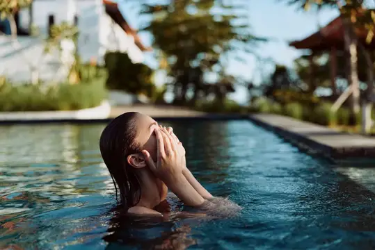 Крупный план хорошего самочувствия и отдыха у воды