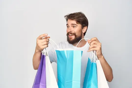 Мужчина с пакетами в руках, шопинг, веселье, распродажа, светлый фон
