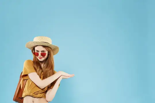 Жизнерадостная женщина в модной летней одежде на синем фоне