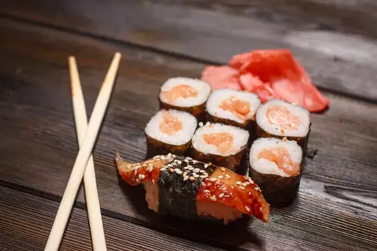 Морепродукты, роллы суши, деревянные палочки, японская традиция, имбирь, васаби