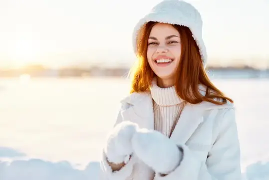 Молодая женщина в белом пальто и шапке на зимнем пейзаже, прогулка, образ жизни
