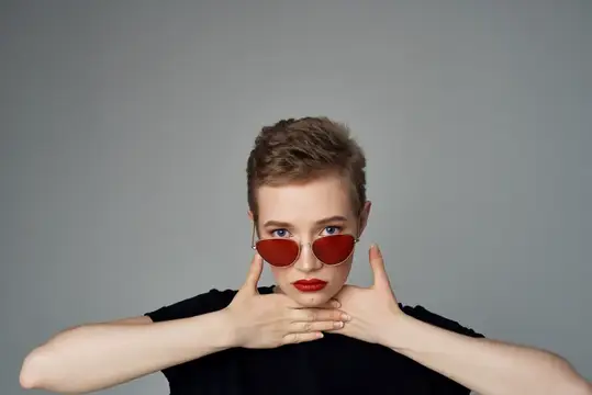 Симпатичная женщина, жест рукой, красные губы, гламур, темный фон
