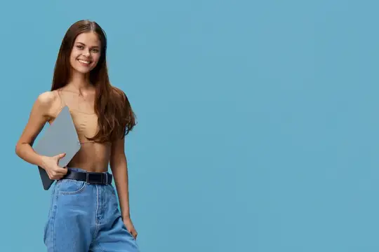 Улыбчивая девушка с ноутбуком на голубом фоне