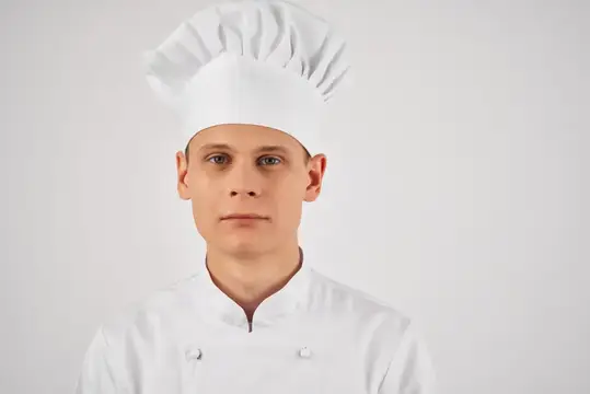 Мужчина в форме шеф-повара излучает уверенность в себе