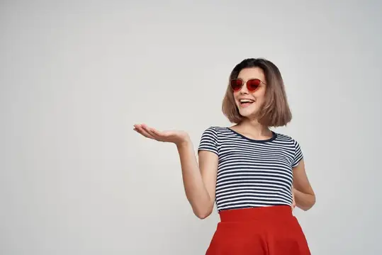 Женщина в очках, модная полосатая футболка, лето, изолированный фон