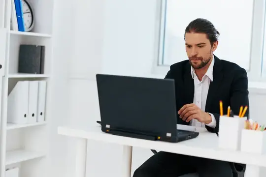 Менеджер работает перед ноутбуком, эмоции и технологии