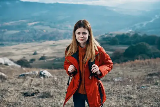 Женщина на открытом воздухе в горах, среди скалистого пейзажа