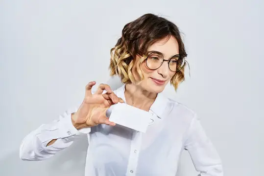 Деловая женщина держит в руке карту на светлом фоне