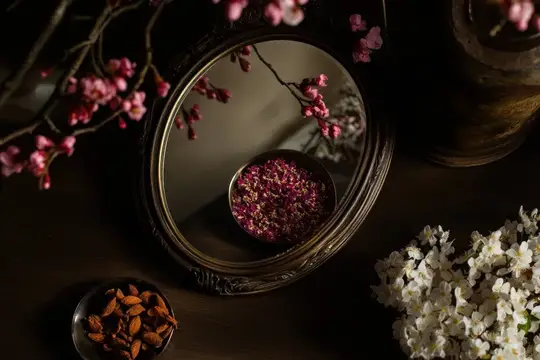 Винтажное зеркало с сушёными лепестками роз и ветками сакуры