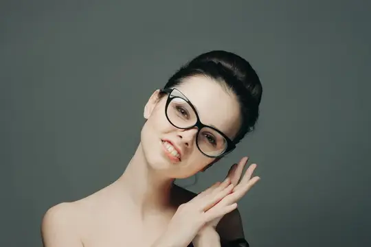 Веселая женщина с обнаженными плечами, улыбка, чистая кожа, модель