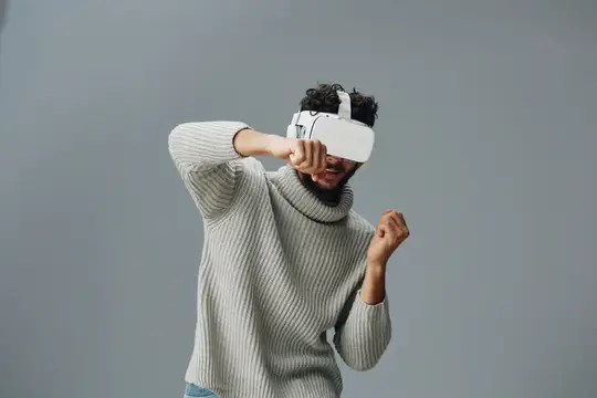 Женщина в очках использует VR-шлем