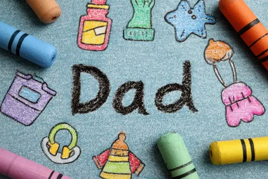 Рисунок мелками на асфальте с надписью Dad и детскими картинками