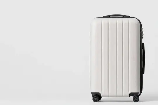 Минималистичный и практичный дизайн вызывает ощущение простоты использования для ежедневных поездок, деловых командировок и поездок на выходные, передавая надежную мобильность и современный стиль