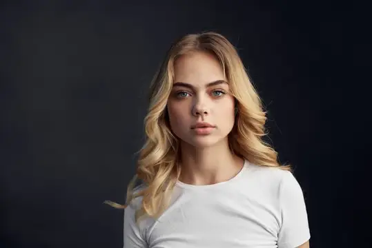Светловолосая девушка в белой футболке на тёмном фоне