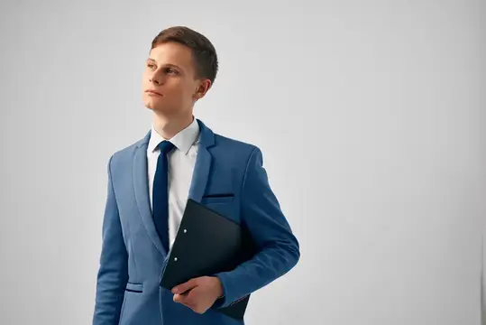 Мужчина в костюме с документами, менеджер, бизнесмен в офисе