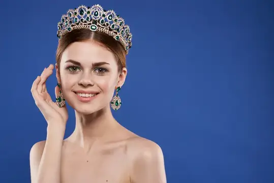 Портрет женщины в короне на голове