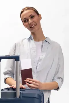 Улыбающаяся женщина с паспортом у чемодана