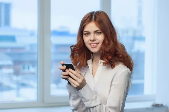 Симпатичная женщина в рубашке с телефоном в руке, общение, офисный профессионал