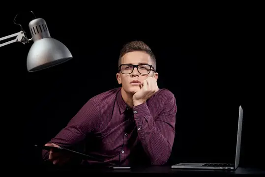 Бизнесмен работает за столом, иконка психологии общения на черном фоне